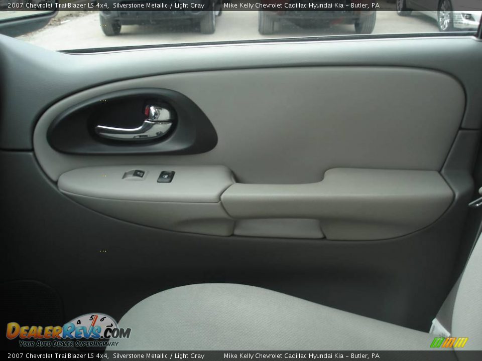 2007 Chevrolet TrailBlazer LS 4x4 Silverstone Metallic / Light Gray Photo #8