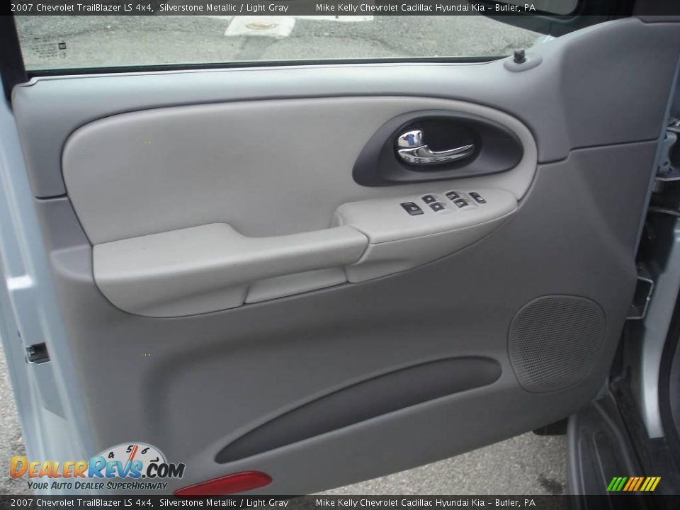 2007 Chevrolet TrailBlazer LS 4x4 Silverstone Metallic / Light Gray Photo #9