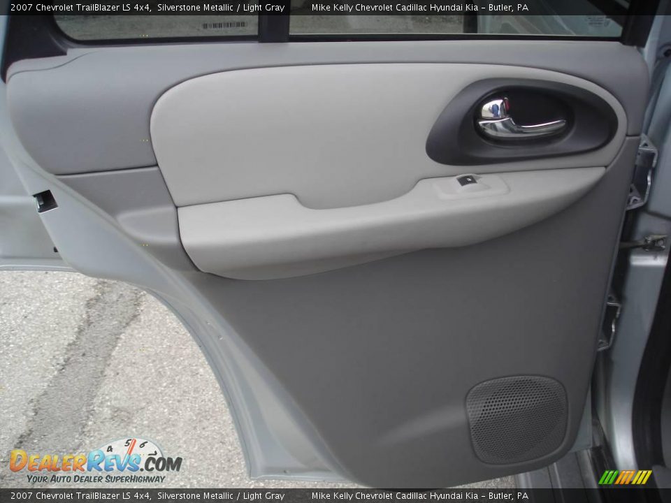 2007 Chevrolet TrailBlazer LS 4x4 Silverstone Metallic / Light Gray Photo #11