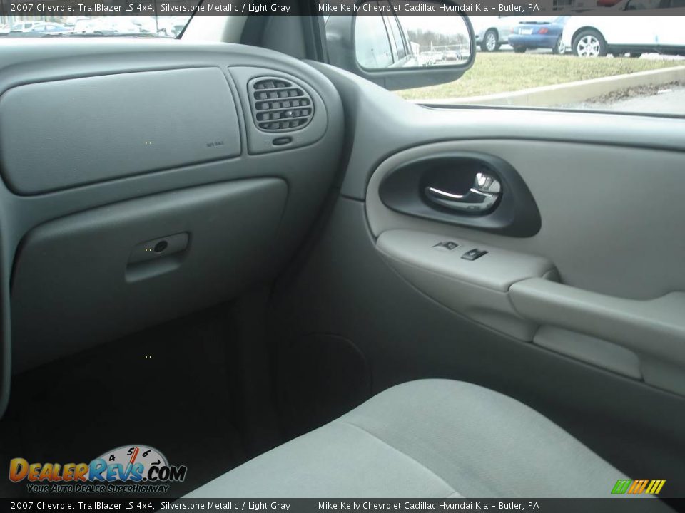 2007 Chevrolet TrailBlazer LS 4x4 Silverstone Metallic / Light Gray Photo #13