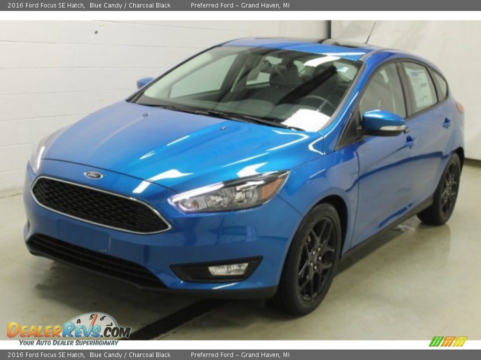 Front 3/4 View of 2016 Ford Focus SE Hatch Photo #3