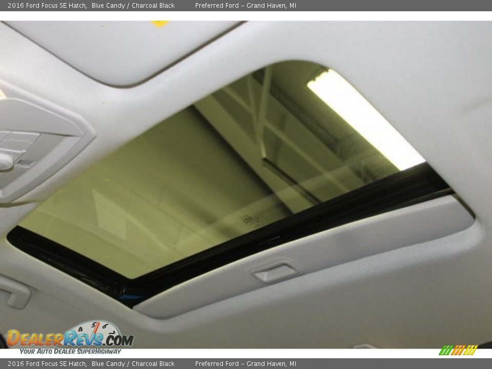 Sunroof of 2016 Ford Focus SE Hatch Photo #8