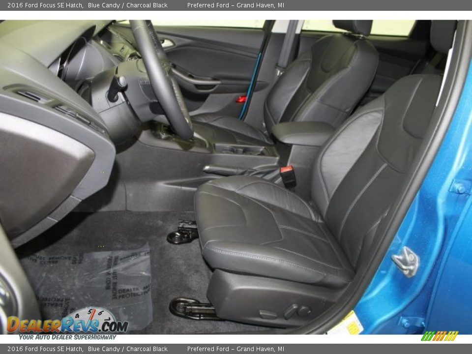 Front Seat of 2016 Ford Focus SE Hatch Photo #9