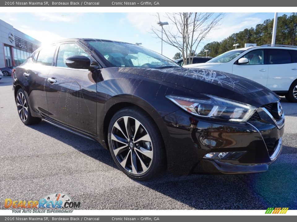 Front 3/4 View of 2016 Nissan Maxima SR Photo #7