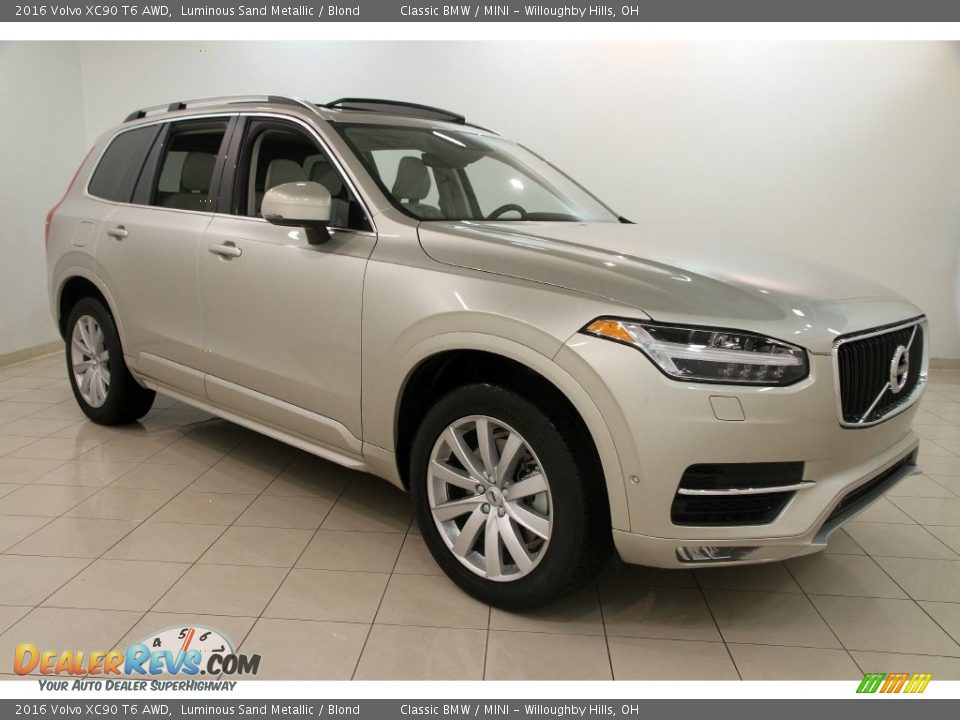 Front 3/4 View of 2016 Volvo XC90 T6 AWD Photo #1