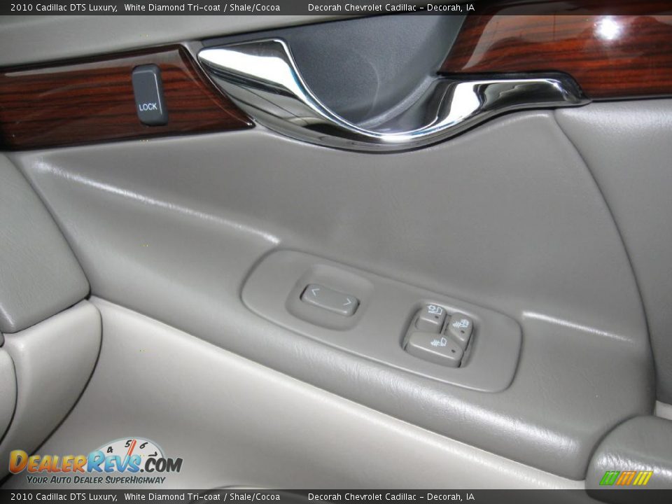 2010 Cadillac DTS Luxury White Diamond Tri-coat / Shale/Cocoa Photo #17