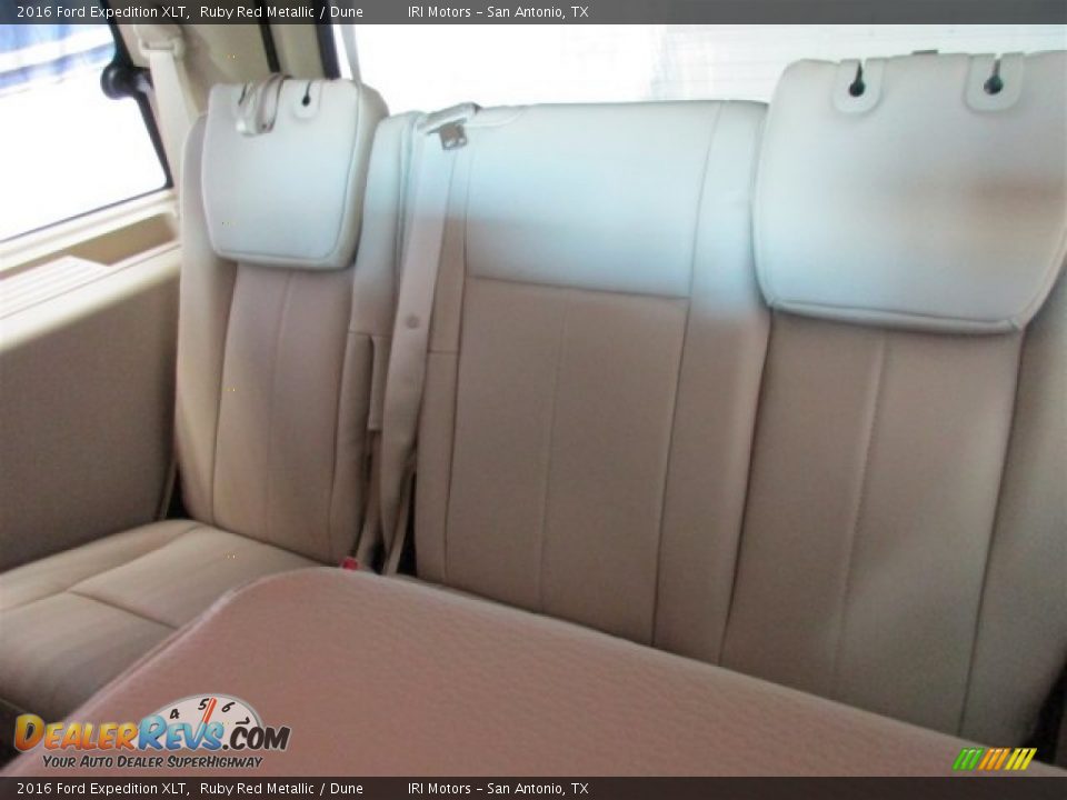 2016 Ford Expedition XLT Ruby Red Metallic / Dune Photo #11