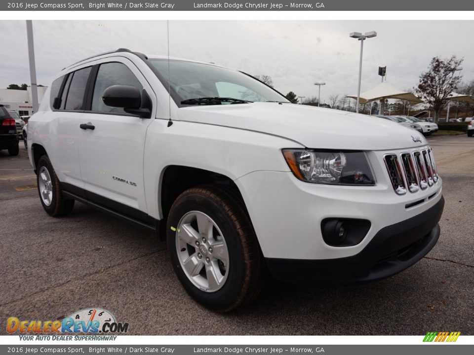 Front 3/4 View of 2016 Jeep Compass Sport Photo #4
