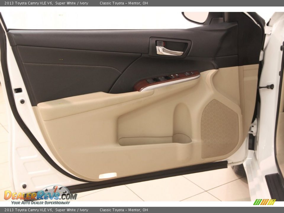 2013 Toyota Camry XLE V6 Super White / Ivory Photo #4