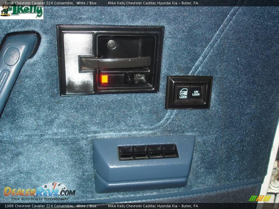 1988 Chevrolet Cavalier Z24 Convertible White / Blue Photo #17