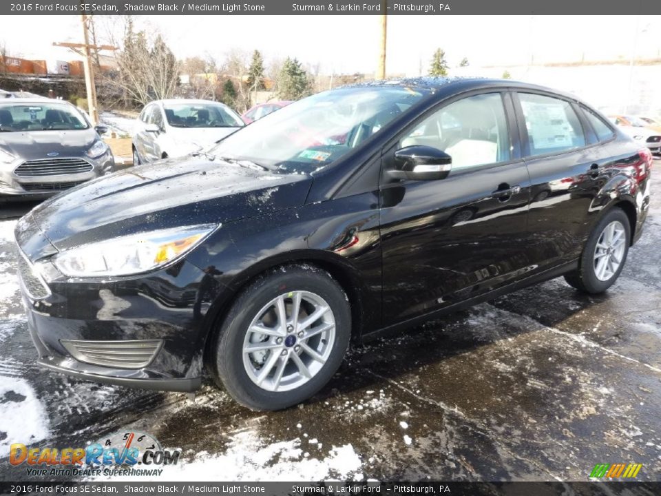 2016 Ford Focus SE Sedan Shadow Black / Medium Light Stone Photo #4
