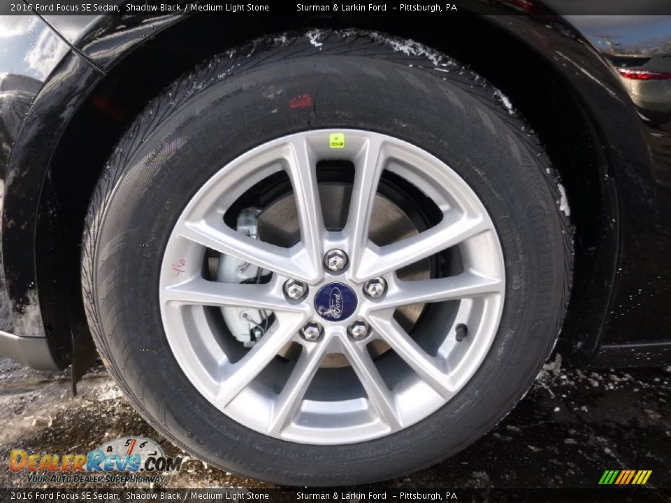 2016 Ford Focus SE Sedan Shadow Black / Medium Light Stone Photo #5