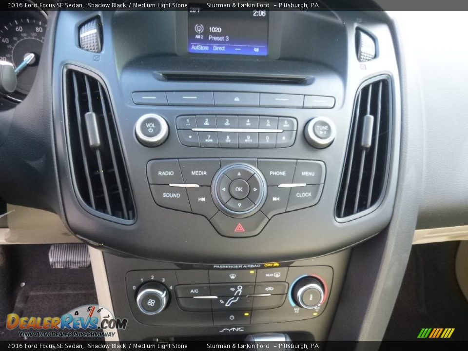 2016 Ford Focus SE Sedan Shadow Black / Medium Light Stone Photo #14