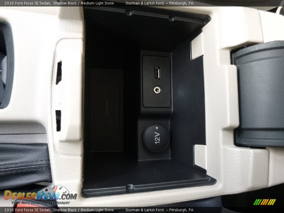 2016 Ford Focus SE Sedan Shadow Black / Medium Light Stone Photo #15