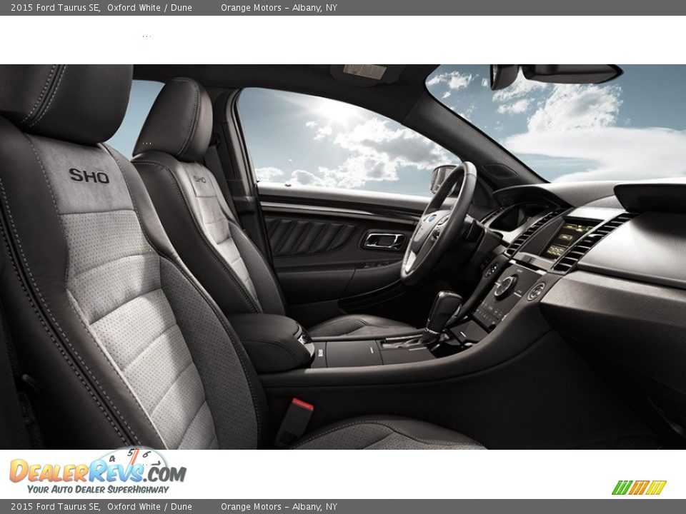 2015 Ford Taurus SE Oxford White / Dune Photo #2