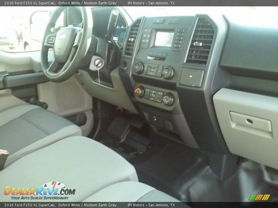 2016 Ford F150 XL SuperCab Oxford White / Medium Earth Gray Photo #18