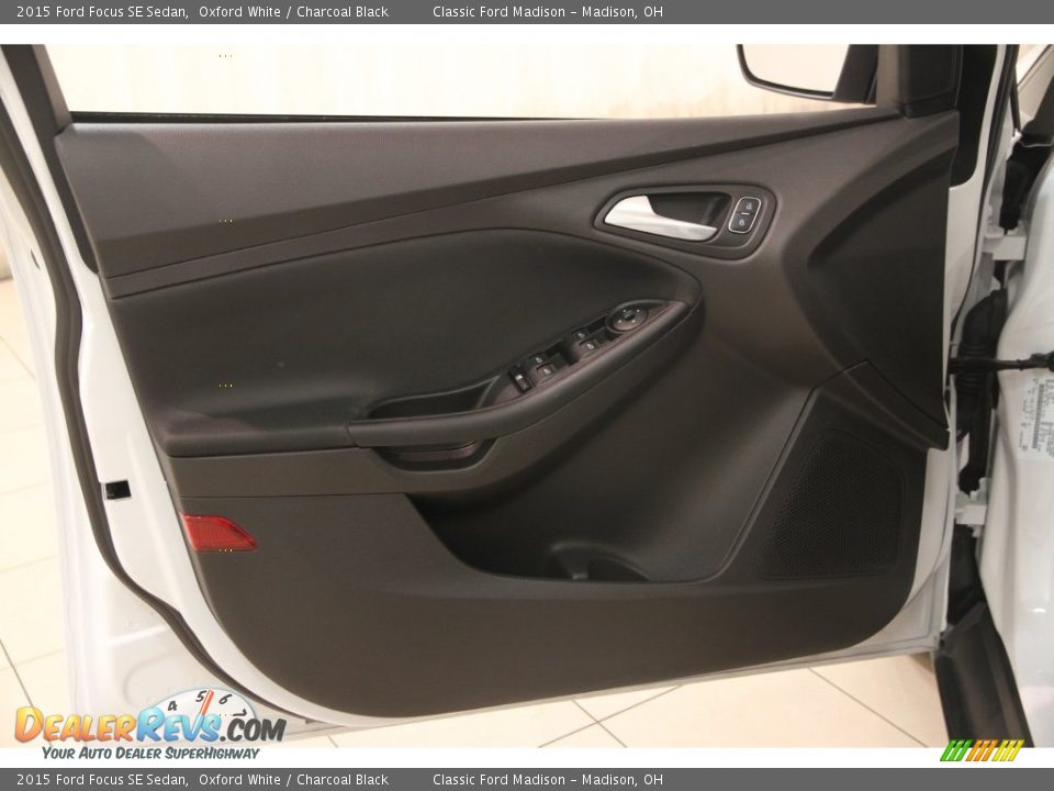 2015 Ford Focus SE Sedan Oxford White / Charcoal Black Photo #4