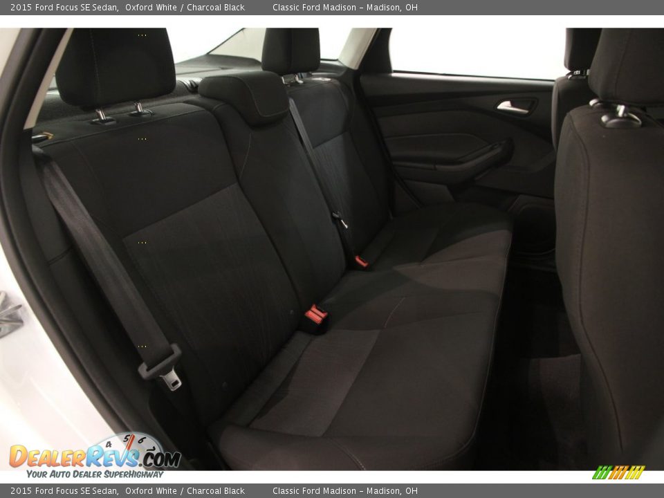 2015 Ford Focus SE Sedan Oxford White / Charcoal Black Photo #15