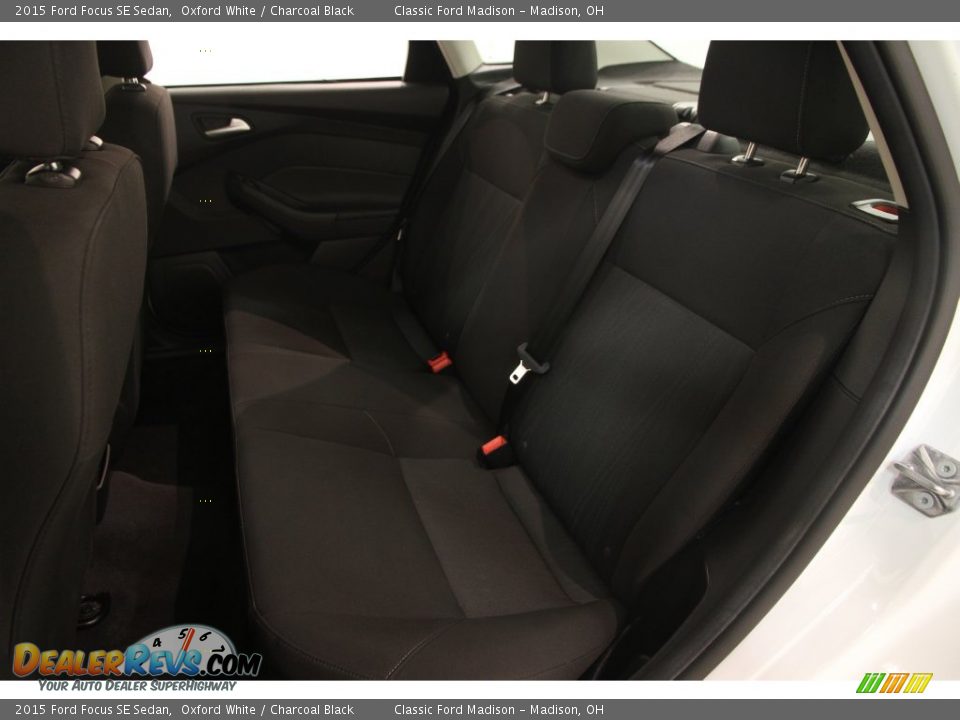 2015 Ford Focus SE Sedan Oxford White / Charcoal Black Photo #16
