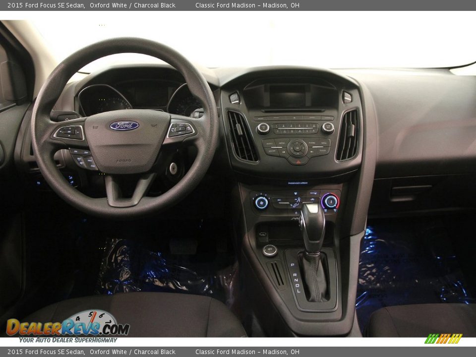 2015 Ford Focus SE Sedan Oxford White / Charcoal Black Photo #17