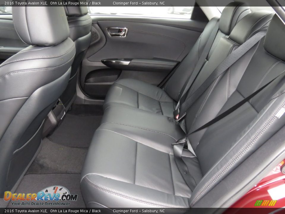 Rear Seat of 2016 Toyota Avalon XLE Photo #9