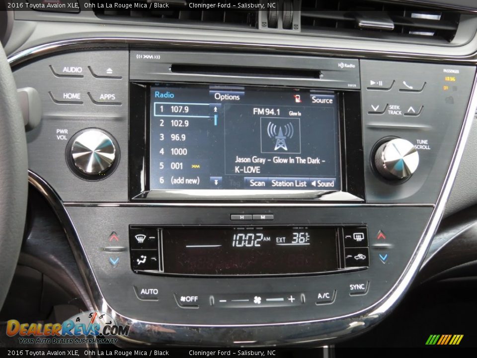 Controls of 2016 Toyota Avalon XLE Photo #14