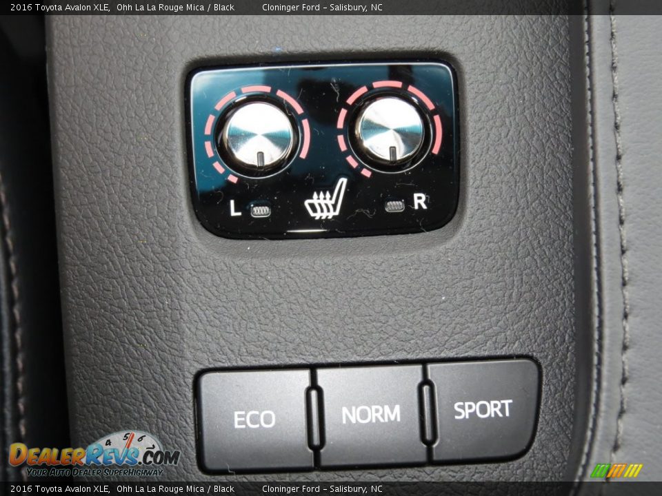 Controls of 2016 Toyota Avalon XLE Photo #17