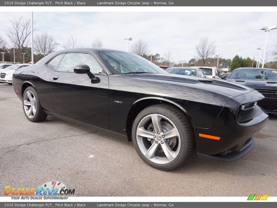 Front 3/4 View of 2016 Dodge Challenger R/T Photo #4