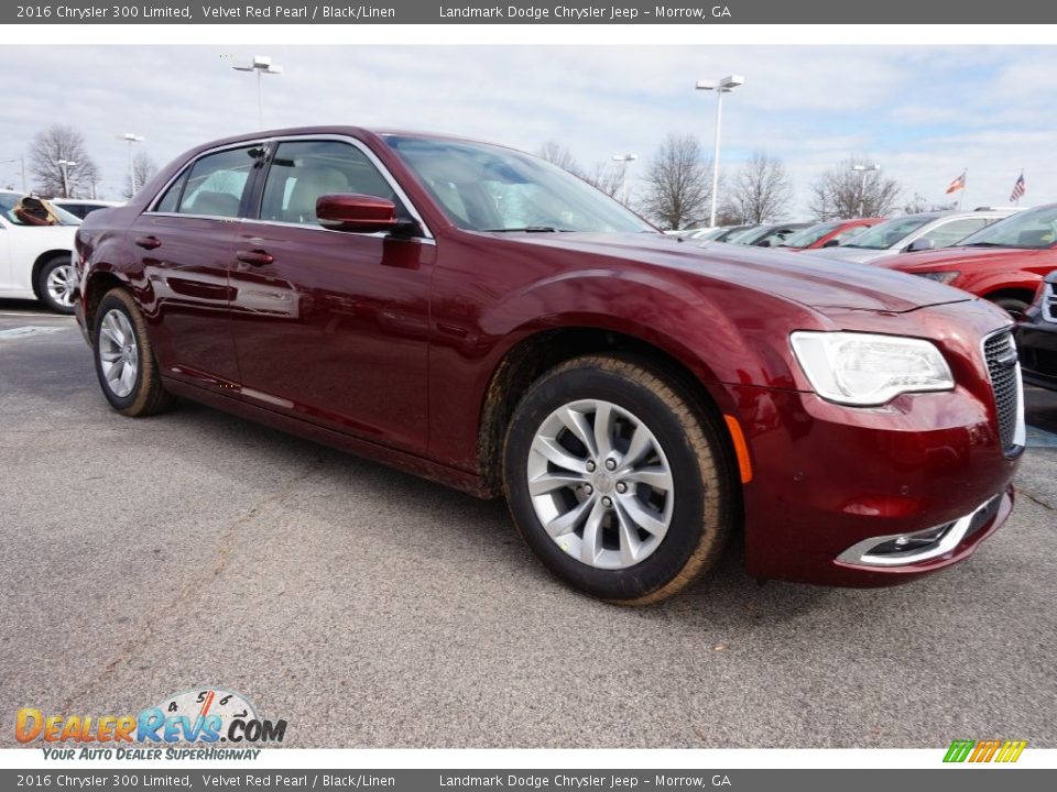 Front 3/4 View of 2016 Chrysler 300 Limited Photo #4