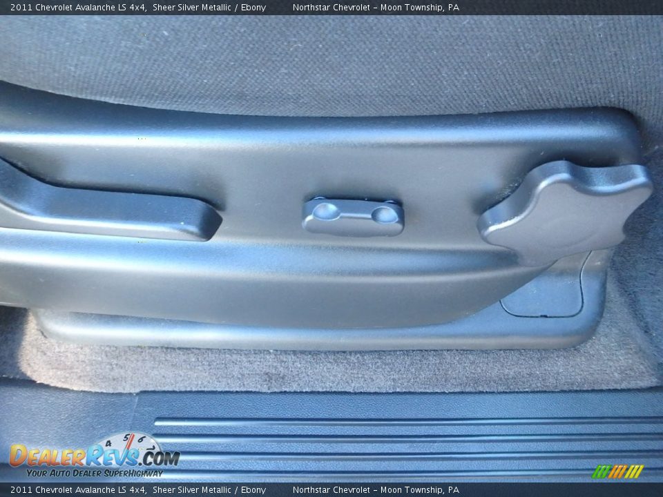 2011 Chevrolet Avalanche LS 4x4 Sheer Silver Metallic / Ebony Photo #17