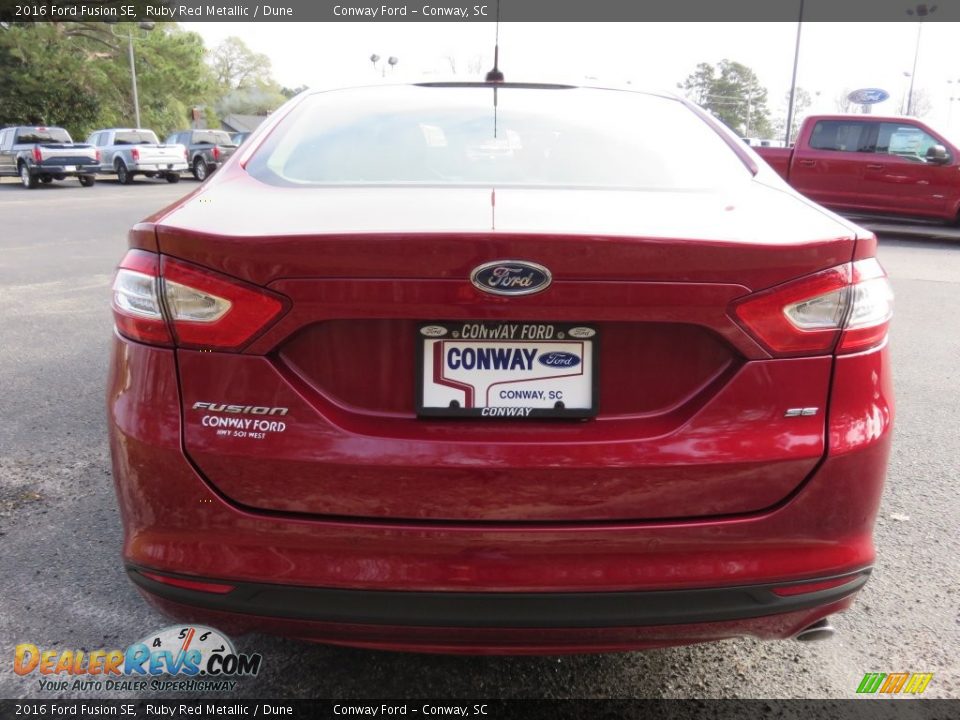 2016 Ford Fusion SE Ruby Red Metallic / Dune Photo #4