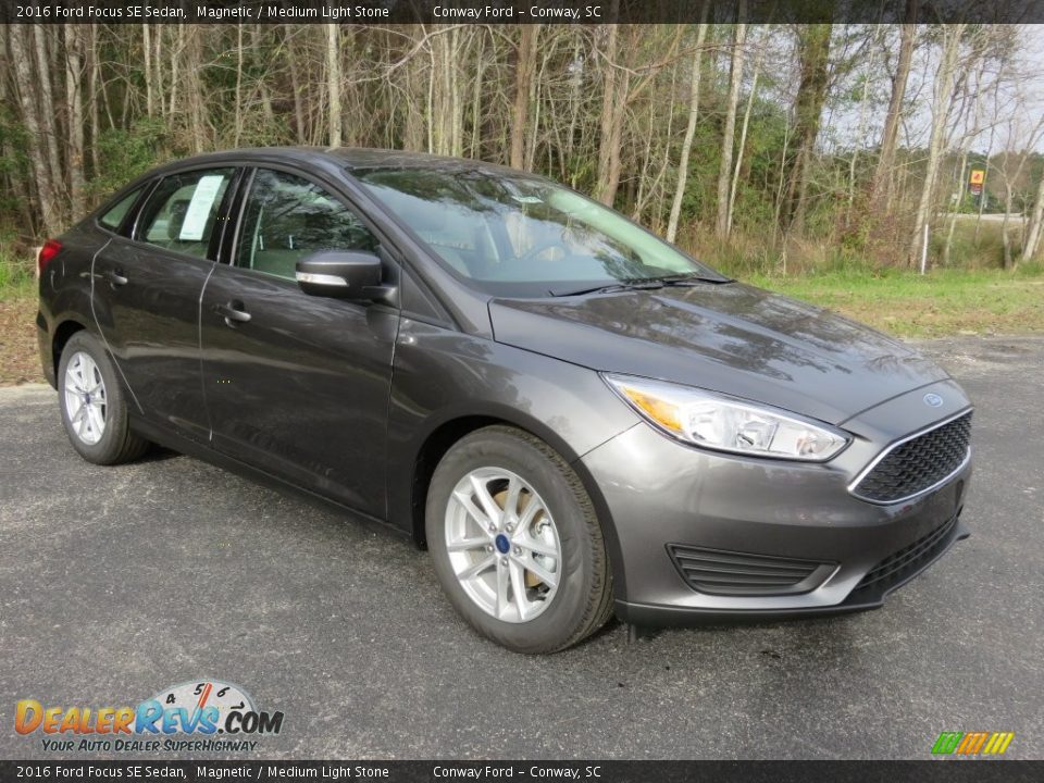 2016 Ford Focus SE Sedan Magnetic / Medium Light Stone Photo #1