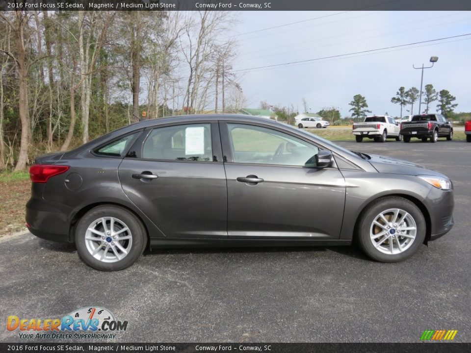 2016 Ford Focus SE Sedan Magnetic / Medium Light Stone Photo #2