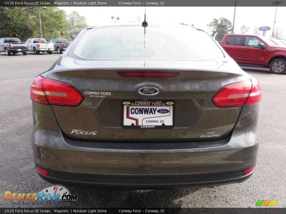 2016 Ford Focus SE Sedan Magnetic / Medium Light Stone Photo #4
