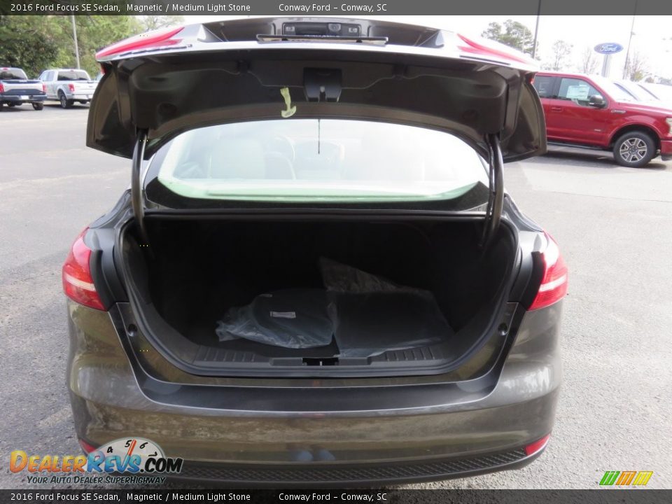 2016 Ford Focus SE Sedan Magnetic / Medium Light Stone Photo #5