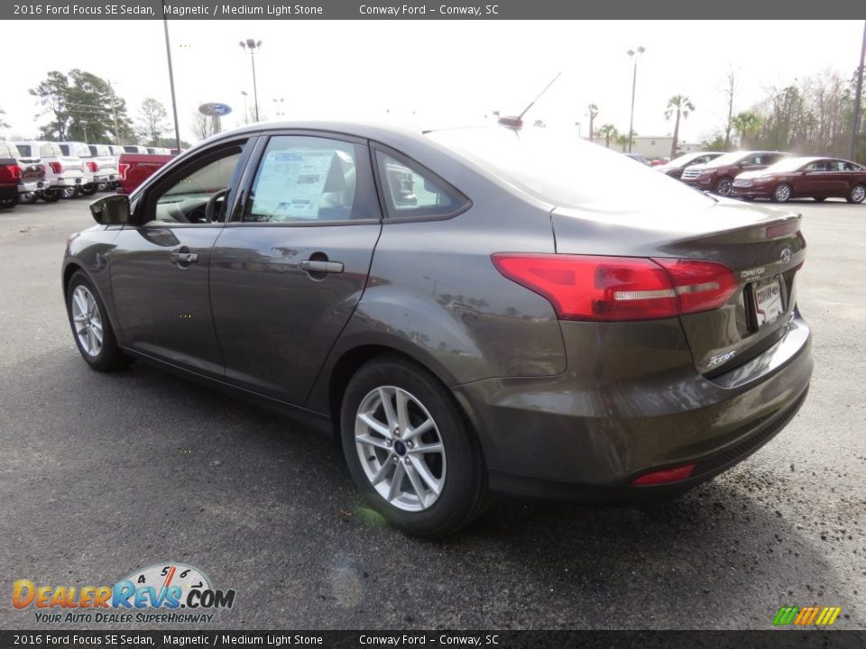 2016 Ford Focus SE Sedan Magnetic / Medium Light Stone Photo #6