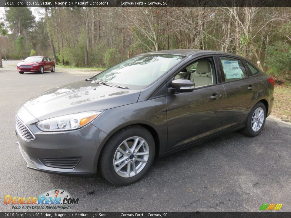 2016 Ford Focus SE Sedan Magnetic / Medium Light Stone Photo #8