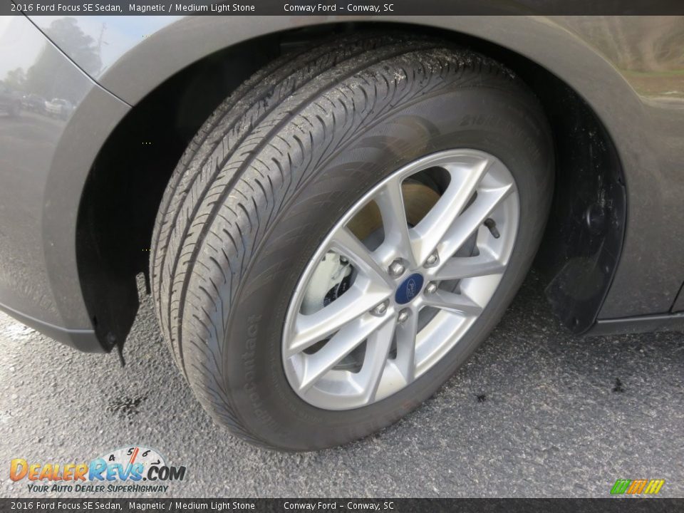 2016 Ford Focus SE Sedan Magnetic / Medium Light Stone Photo #11