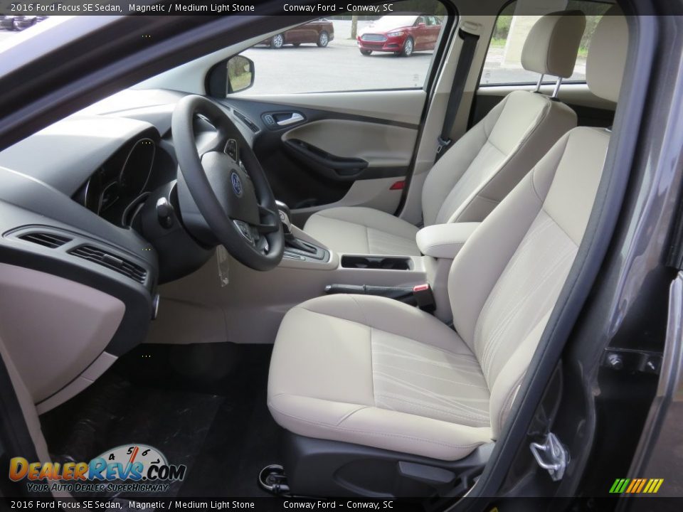 2016 Ford Focus SE Sedan Magnetic / Medium Light Stone Photo #12