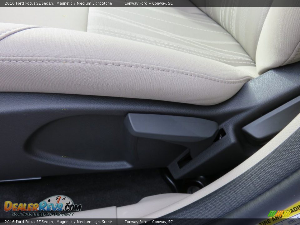 2016 Ford Focus SE Sedan Magnetic / Medium Light Stone Photo #13