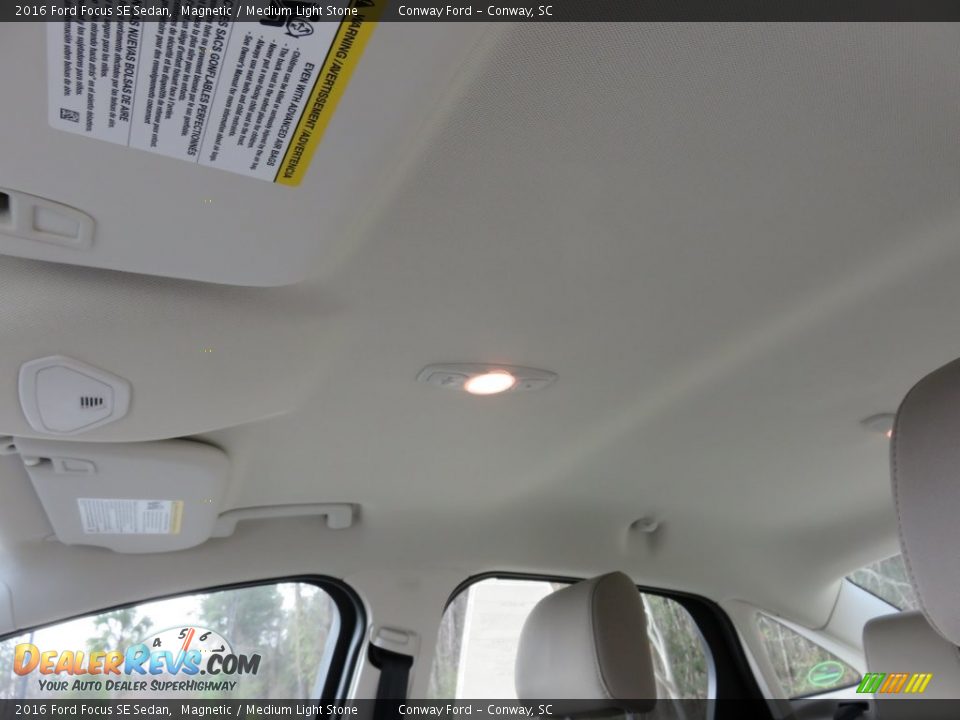 2016 Ford Focus SE Sedan Magnetic / Medium Light Stone Photo #14