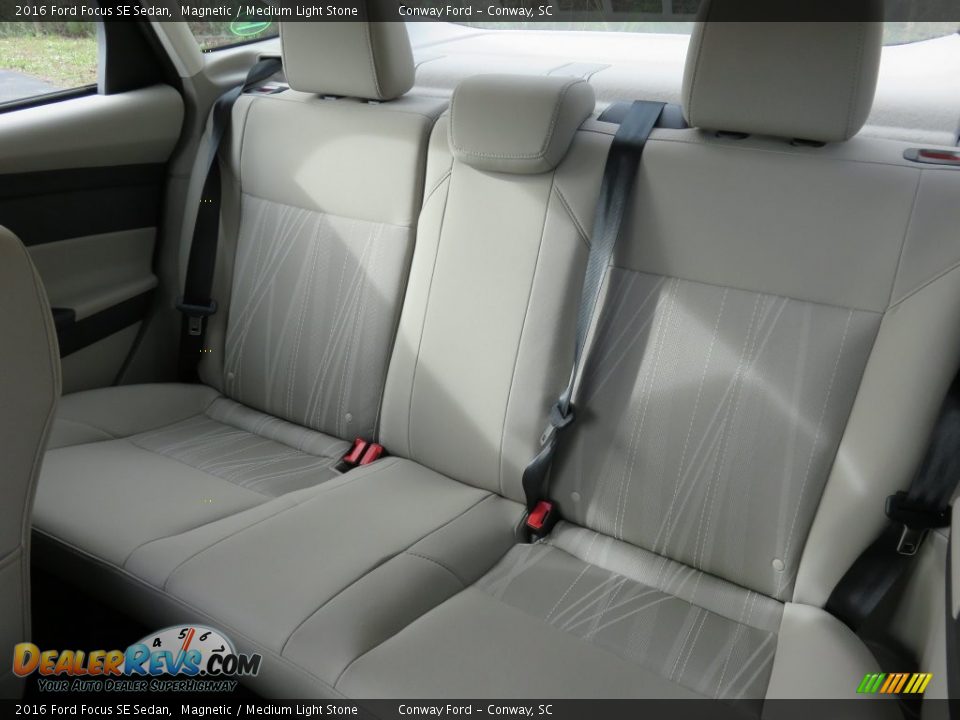 2016 Ford Focus SE Sedan Magnetic / Medium Light Stone Photo #15