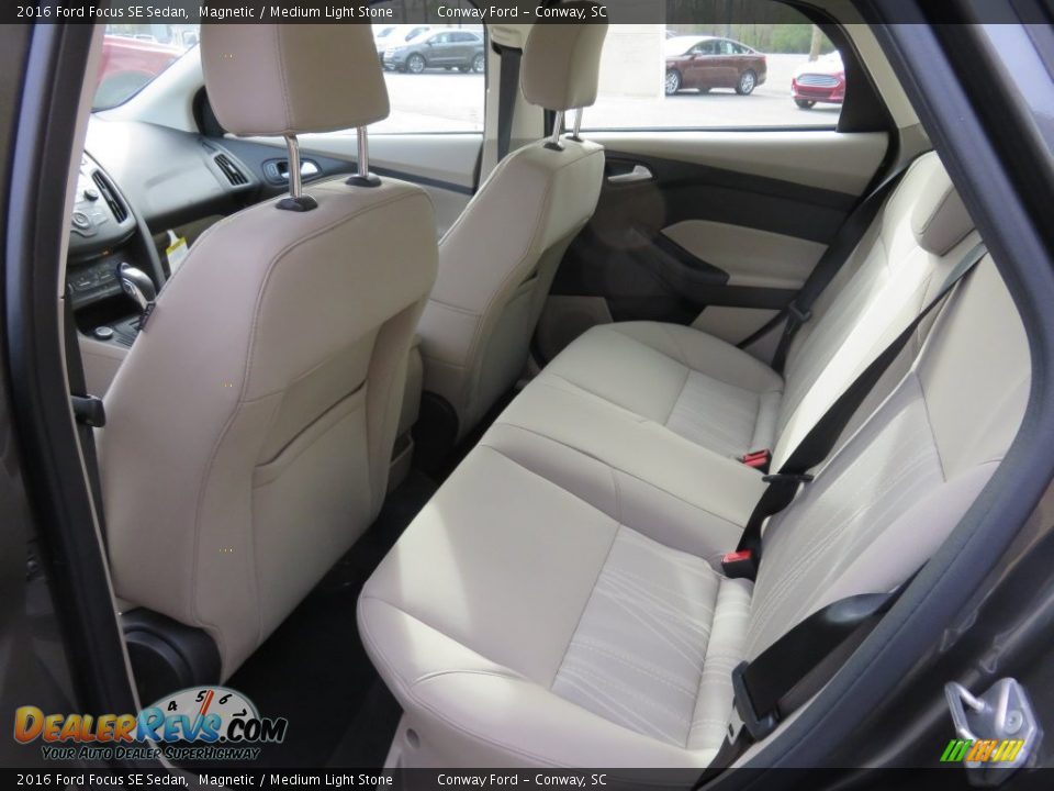 2016 Ford Focus SE Sedan Magnetic / Medium Light Stone Photo #16