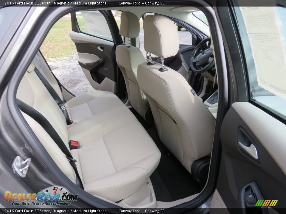 2016 Ford Focus SE Sedan Magnetic / Medium Light Stone Photo #17