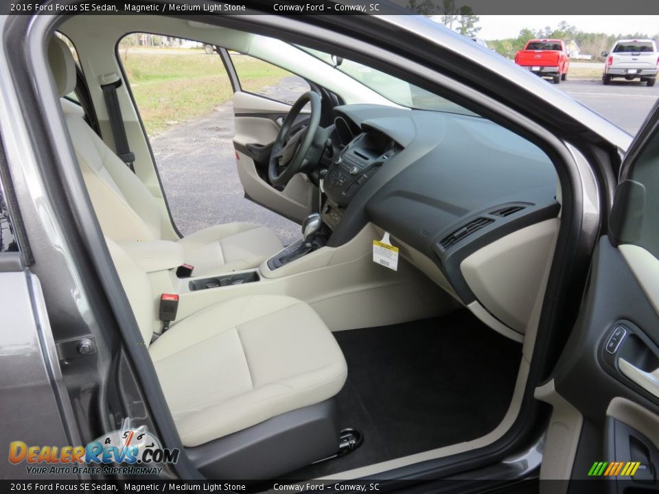 2016 Ford Focus SE Sedan Magnetic / Medium Light Stone Photo #18