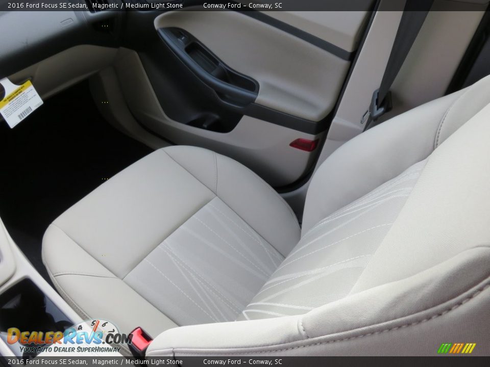 2016 Ford Focus SE Sedan Magnetic / Medium Light Stone Photo #19