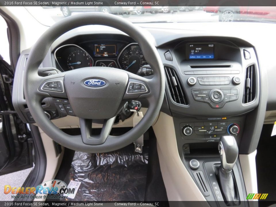 2016 Ford Focus SE Sedan Magnetic / Medium Light Stone Photo #20