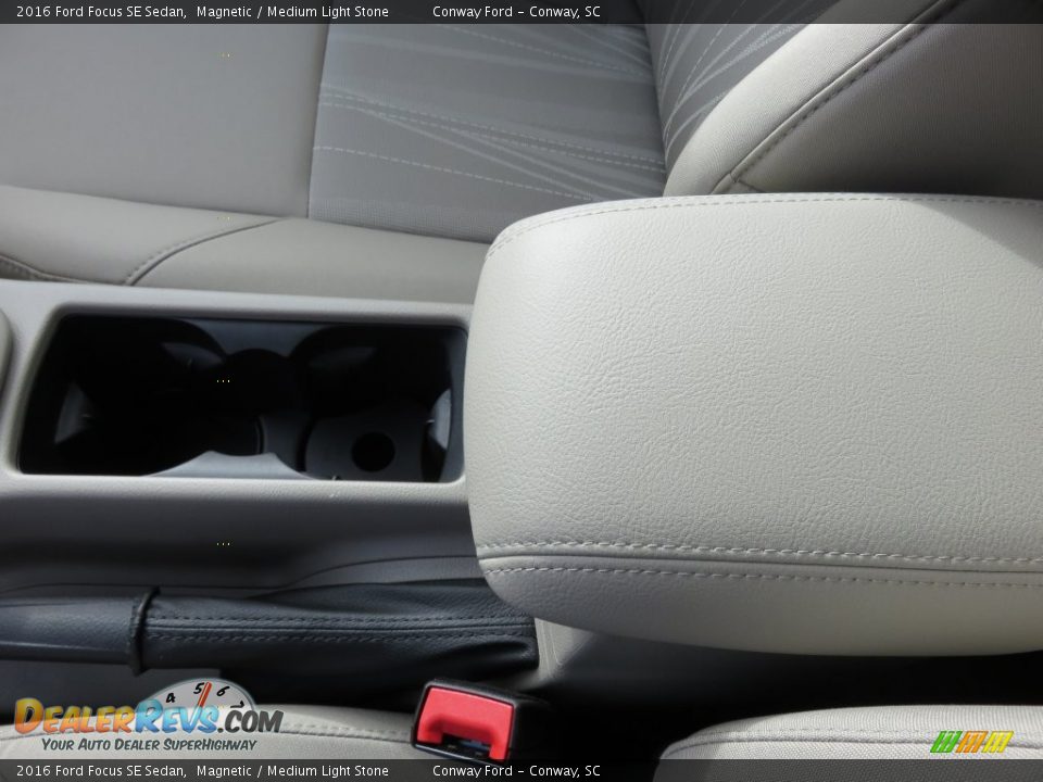 2016 Ford Focus SE Sedan Magnetic / Medium Light Stone Photo #21