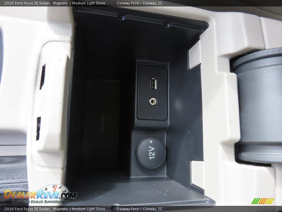 2016 Ford Focus SE Sedan Magnetic / Medium Light Stone Photo #22