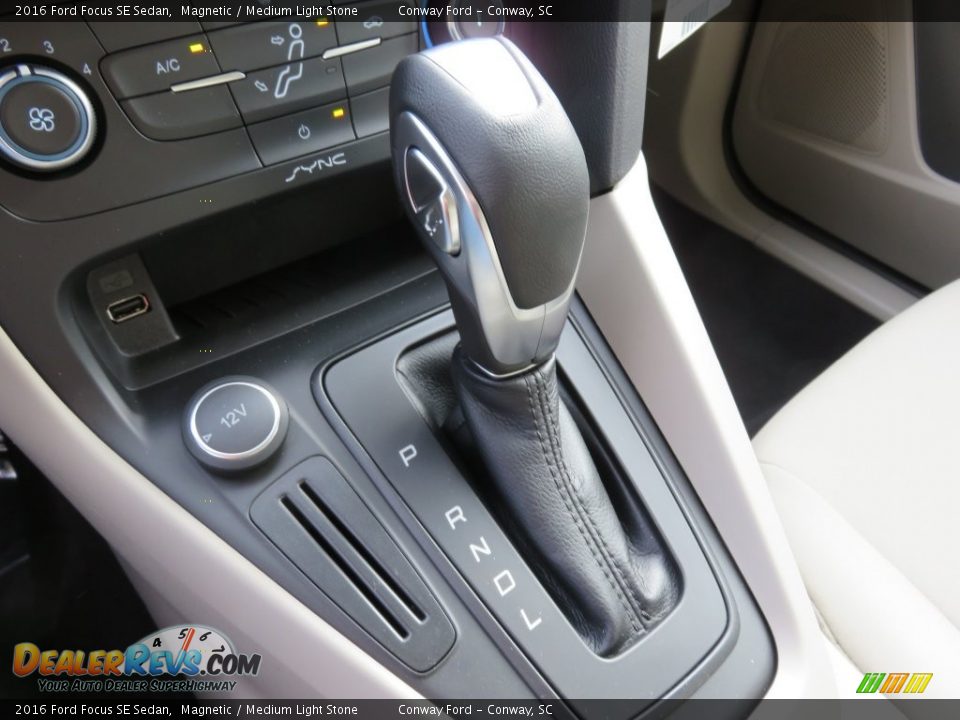 2016 Ford Focus SE Sedan Magnetic / Medium Light Stone Photo #23